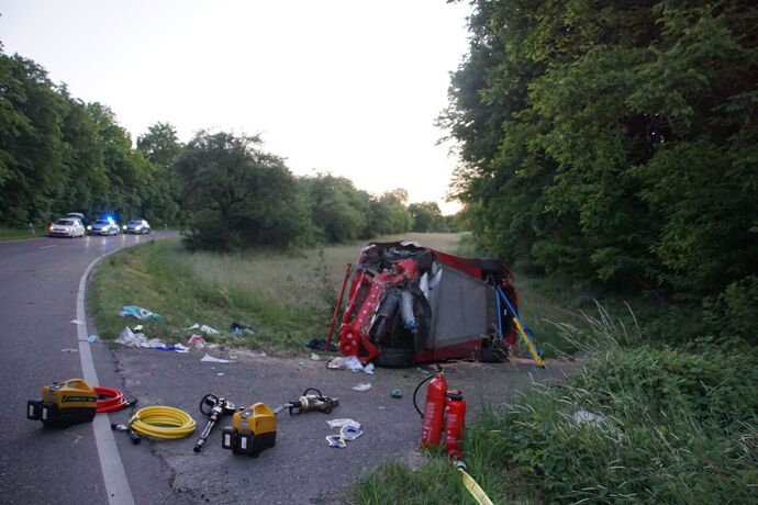 Remseck: Lotus kommt von Fahrbahn ab, Fahrer schwer verletzt