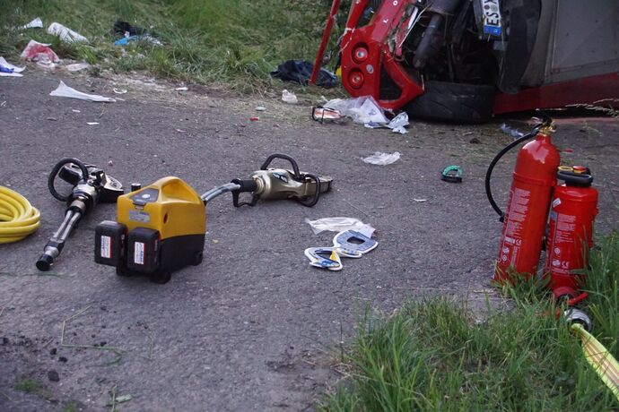 Remseck: Lotus kommt von Fahrbahn ab, Fahrer schwer verletzt