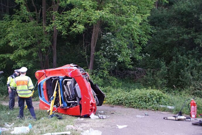 Remseck: Lotus kommt von Fahrbahn ab, Fahrer schwer verletzt