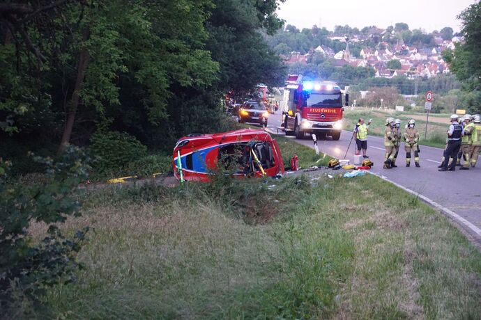 Remseck: Lotus kommt von Fahrbahn ab, Fahrer schwer verletzt