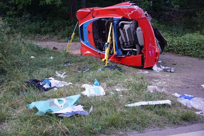 Remseck: Lotus kommt von Fahrbahn ab, Fahrer schwer verletzt
