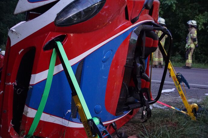 Remseck: Lotus kommt von Fahrbahn ab, Fahrer schwer verletzt