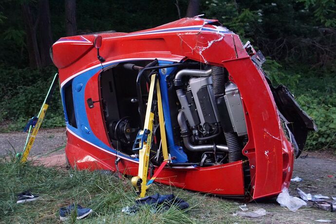 Remseck: Lotus kommt von Fahrbahn ab, Fahrer schwer verletzt