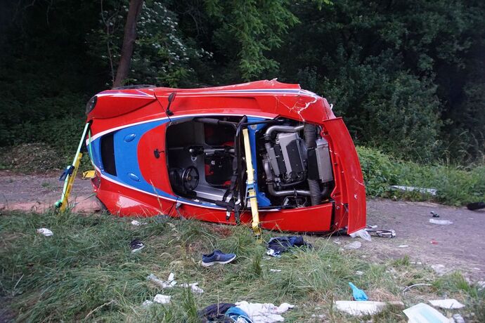 Remseck: Lotus kommt von Fahrbahn ab, Fahrer schwer verletzt