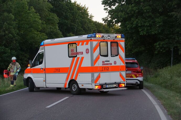 Remseck: Lotus kommt von Fahrbahn ab, Fahrer schwer verletzt