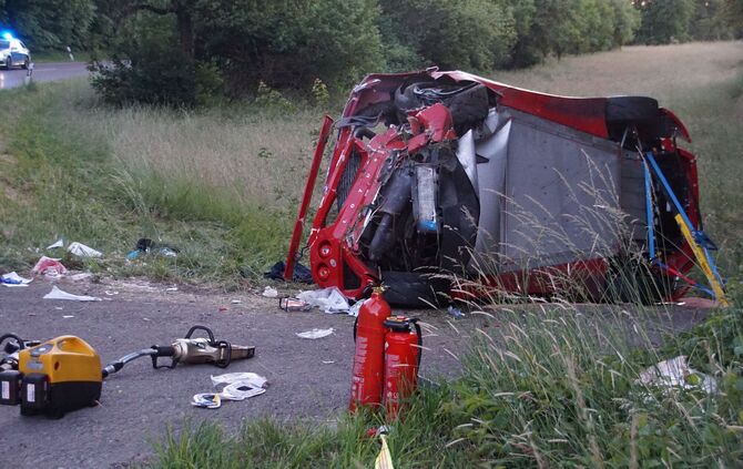 Remseck: Lotus kommt von Fahrbahn ab, Fahrer schwer verletzt