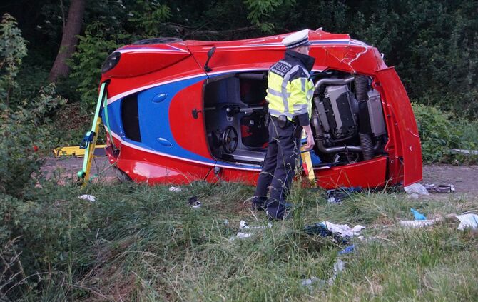 Remseck: Lotus kommt von Fahrbahn ab, Fahrer schwer verletzt