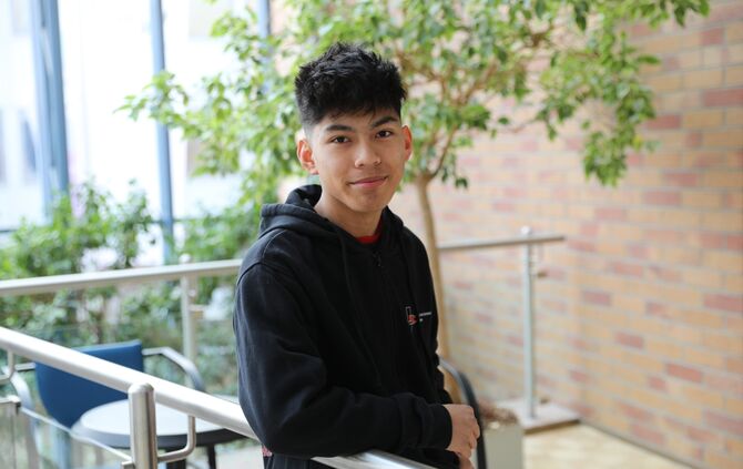 Raven Baydal ist 17 Jahre alt und macht eine Ausbildung bei der Schreinerei Hahn in Kernen.