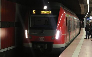 S-Bahn sbahn s bahn  Symbol Symbolbild Bahn S2 Hauptbahnhof