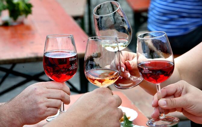 Wein Anstoßen Trinken Weinfest Alkohol Symbol Symbolbild symbolfoto