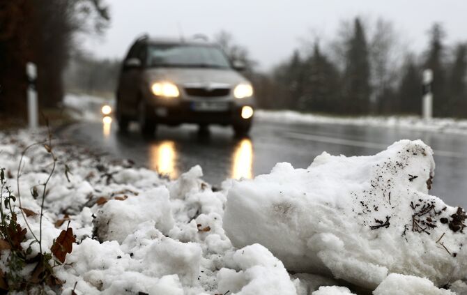 Wintereinbruch 2020 schnee glatt schneematsch verkehr symbol symbolbild symbolfoto
