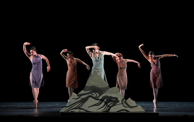 nacht-auf-dem-kahlen-berge_8_bayerisches-junior-ballett-munchen_ensemble_marie-laure-briane