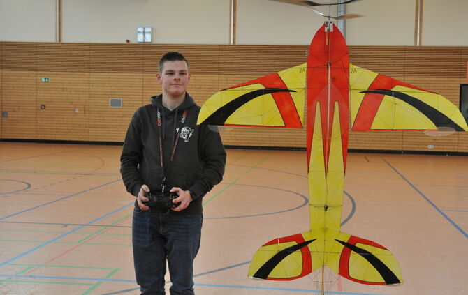 2791: Niklas Bernauer steuert sein Modell  stehend  in der Luft