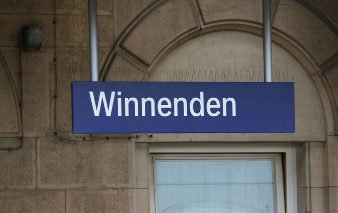schild winnenden bahn bahnhof symbol symbolbild symbolfoto