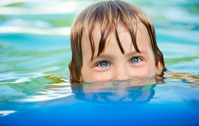 schwimmen Hallenbad Kind Schwimmbad Symbolfoto
