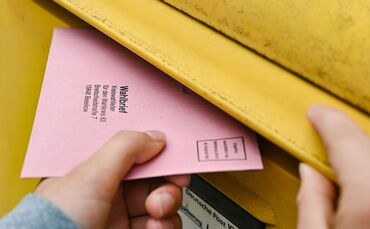 Ein Wahlbrief wird eingesteckt