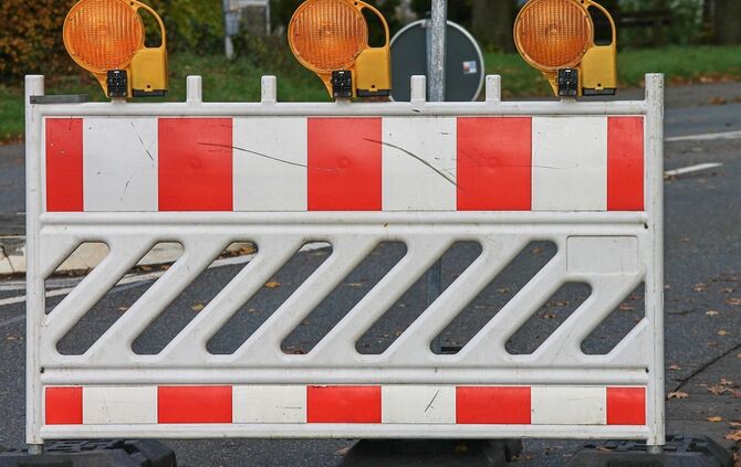 Baustelle Sperrung Straßensperrung Warnbake Symbolfoto