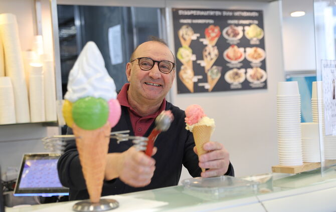Giancarlo Rosato, Mitarbeiter im Eiscafé "Da Vinci". - 1 - 1