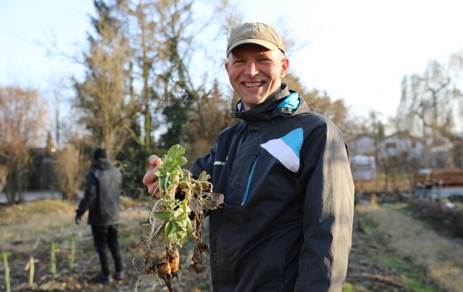 Thomas Jüttemann im Gemeinschaftsgarten "Terra Vita" in Kernen.