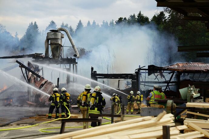Ruppertshofen: Saegewerk in Vollbrand
