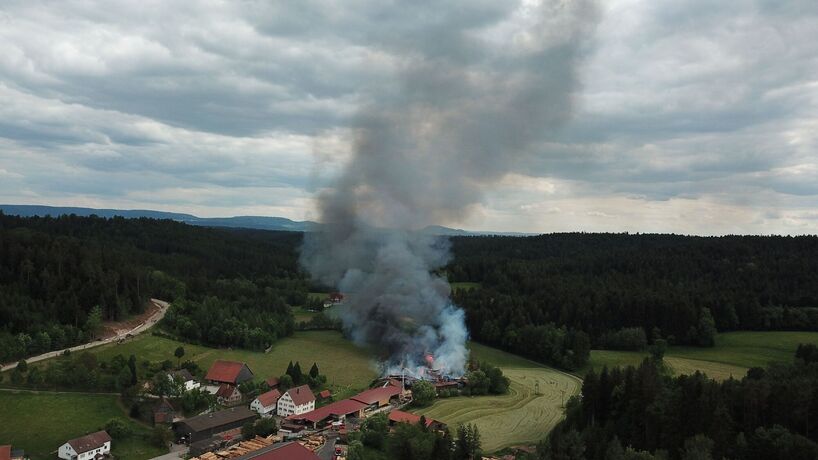 DROHNENAUFNAHMEN! Ruppertshofen: Saegewerk in Vollbrand