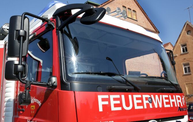 Feuer Brand Feuerwehr Einsatz Feuerwehreinsatz Blaulicht Symbol Symbolbild symbolfoto