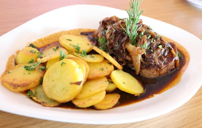 Zwiebelrostbraten mit Bratkartoffeln