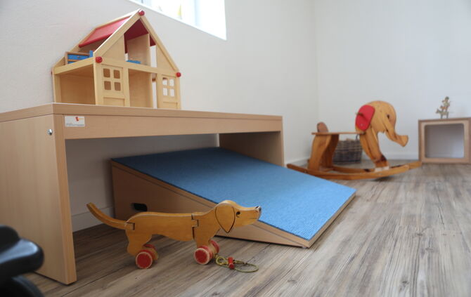 Kindergarten Kita Kinderbetreuung Betreuung Tagesmutter Tagesmütter Symbol Symbolfoto Symbolbild