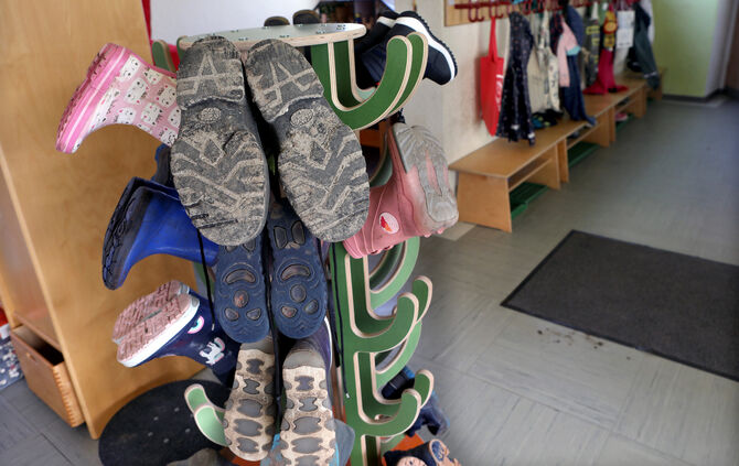 Kita Kindergarten beutel schuhe gummistiefel schuhregal symbol symbolbild symbolfoto