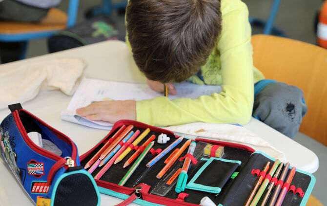 Grundschule Schule Unterricht Präsenzunterricht Betreuung Symbol Symbolfoto Symbolbild