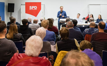 Macit Karaahmetoglu, Bundestagsmitglied Wahlkreis Ludwigsburg, beim SPD Kreisparteitag, Famfutur Backnang, 27.02.2025. - 1 - 1