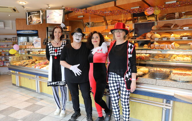 Die Mitarbeiter der Bäckerei Weller in Großheppach sind in Faschingsstimmung. - 1