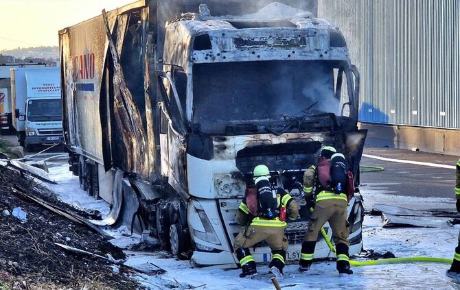 LKW im Vollbrand: Feuerwehr im Einsatz auf dem Gelände des Stuttgarter Großmarktes