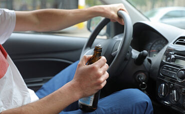 Alkohol am steuer im auto autofahrt bier symbol symbolbild symbolfoto