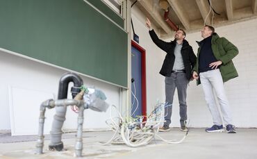 Nach dem Brand an der Bürgfeld-Gemeinschaftsschule Welzheim entstehen neue Technik- und Naturwissenschaftsräume. Rundgang mit Jan Wölfl vom Bauamt Welzheim und Schulleiter Michael Huy