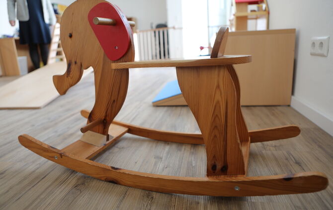 Kita Kindergarten Betreuung Schaukelpferd Tagesmutter Tagesmütter Symbolfoto