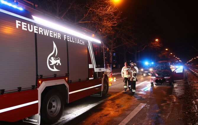 Fahrzeugbrand auf der Stuttgarter StraÃe in Fellbach_6