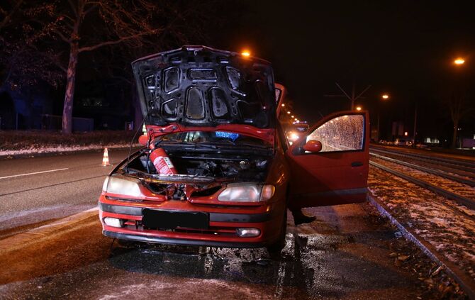 Fahrzeugbrand auf der Stuttgarter StraÃe in Fellbach_7