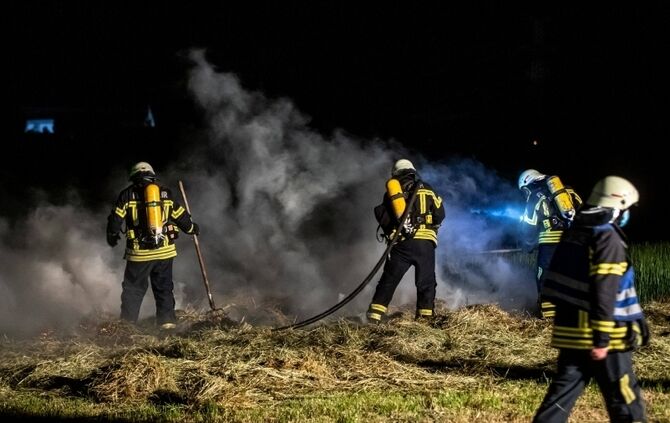 Offenbar mehrere Brandstiftungen in Waiblingen-Neustadt: Strohballen brennen auf Feldern