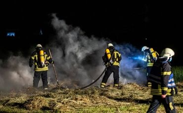 Offenbar mehrere Brandstiftungen in Waiblingen-Neustadt: Strohballen brennen auf Feldern