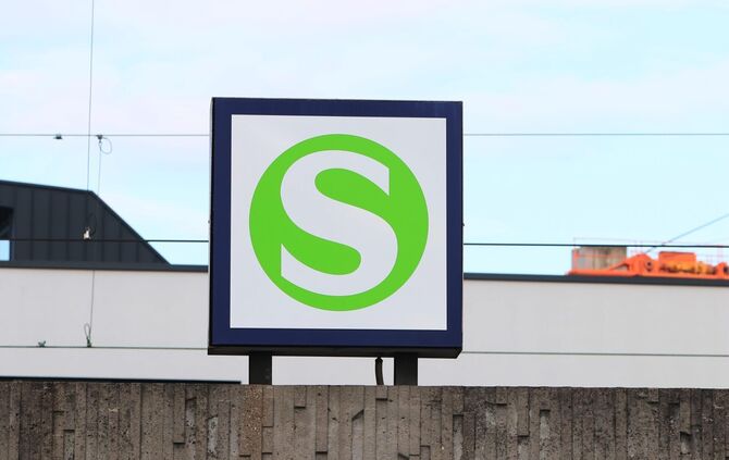 S-Bahn sbahn s bahn logo  symbol symbolbild symbolfoto