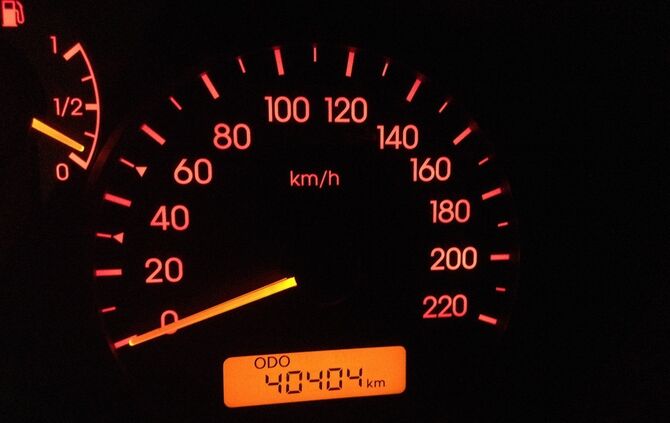 Kilometerzähler Tacho Symbol Symbolbild