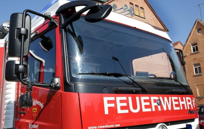 Feuer Brand Feuerwehr Einsatz Feuerwehreinsatz Blaulicht Symbol Symbolbild symbolfoto - 1