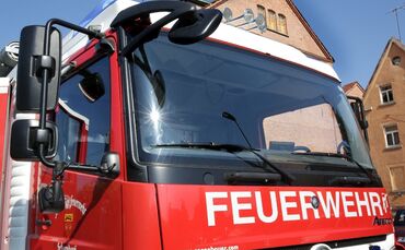 Feuer Brand Feuerwehr Einsatz Feuerwehreinsatz Blaulicht Symbol Symbolbild symbolfoto - 1