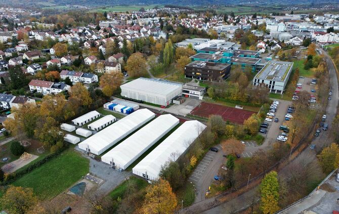 Zeltunterkunft für über 300 Flüchtlinge in Backnang - Landkreis versucht Sport- und Versammlungshallen zu entlasten - Luftbilder
