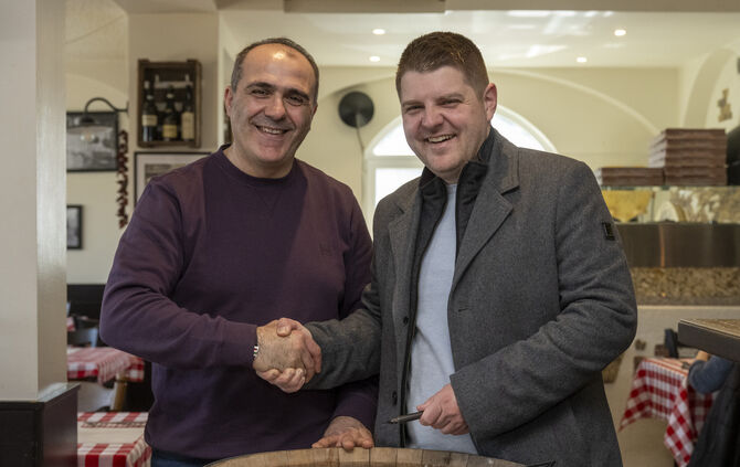 Antonio Vita und Bürgermeister Benedikt Paulowitsch bei der Unterzeichnung des Pachtvertrages für das Bürgerhaus Cafe