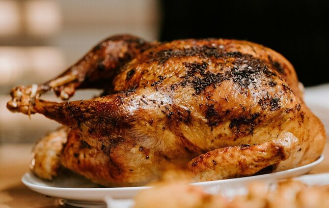 Göckele Brathähnchen Symbolbild Huhn
