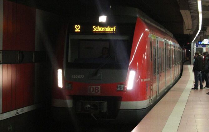 S-Bahn sbahn s bahn  Symbol Symbolbild Bahn S2 Hauptbahnhof