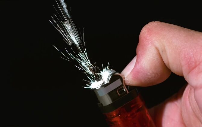 Feuerzeug Feuer Brandstiftung