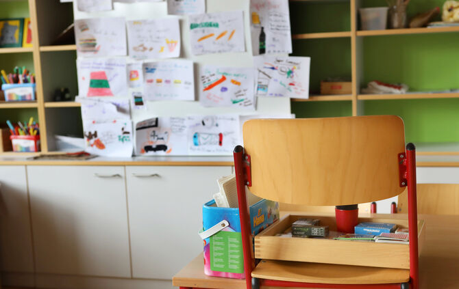 Schule Unterricht Klassenzimmer Stuhl symbol symbolbild symbolfoto